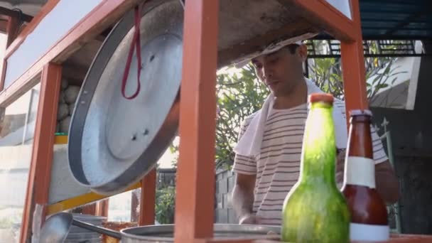 Mann verkauft Bakso im Einkaufswagen — Stockvideo