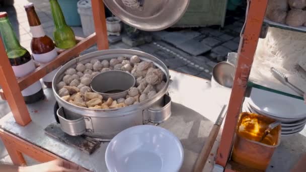 Bakso. vendedor de comida callejera indonesia albóndiga — Vídeos de Stock