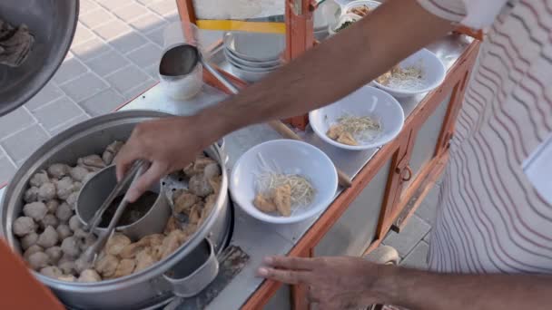 Bakso. vendedor de comida callejera indonesia albóndiga — Vídeo de stock