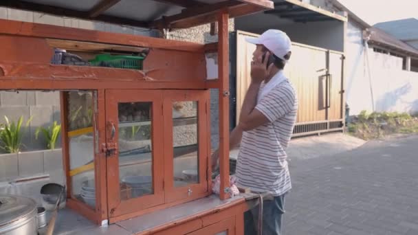 Homme vendant du bakso dans les chariots — Video