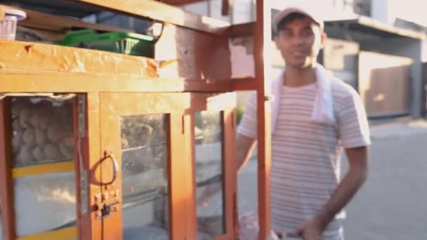 Homme vendant du bakso dans les chariots — Video