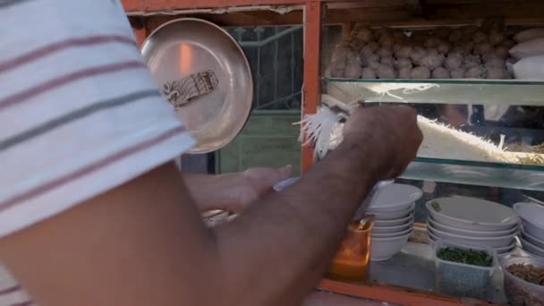 Bakas. indonesisk köttbullig gatuförsäljare — Stockvideo