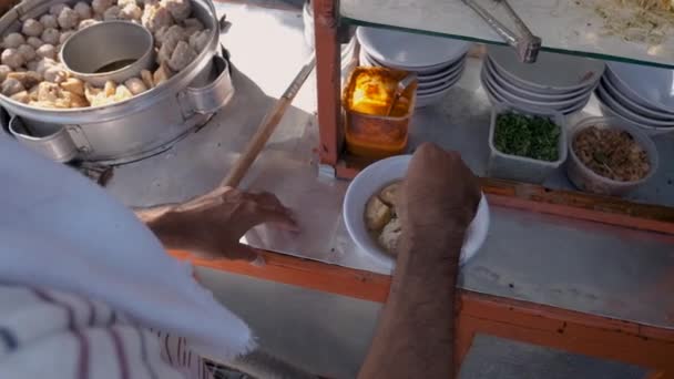 Bakso. indonésia almôndega rua comida vendedor — Vídeo de Stock