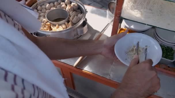 Bakso. vendedor de comida callejera indonesia albóndiga — Vídeos de Stock