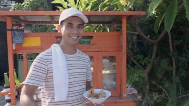 Adam at arabalarında bakso satıyor.