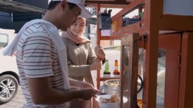 Adam at arabalarında bakso satıyor.