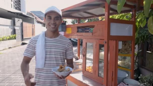 Homme vendant du bakso dans les chariots — Video