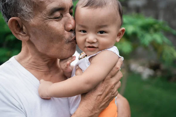 Zbliżenie dziadka niósł i pocałował małego wnuka — Zdjęcie stockowe