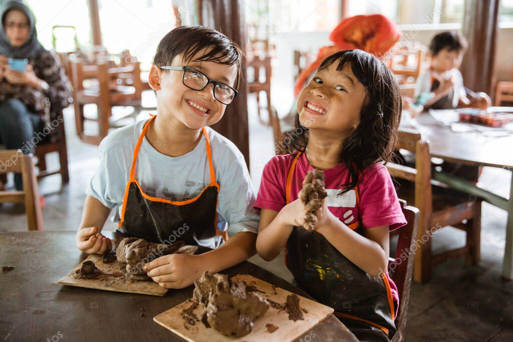 brother and sister try to make handicrafts