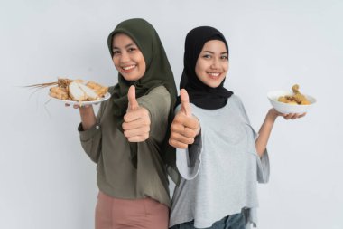 Kahvaltı için ramazan pişiren güzel bir kadın.