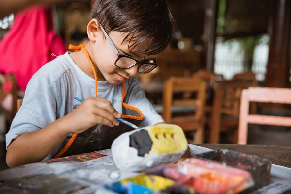 Niños caucásicos pintan artesanías de colores — Foto de Stock