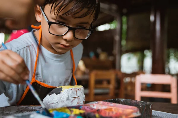 Niños caucásicos pintan artesanías de colores — Foto de Stock