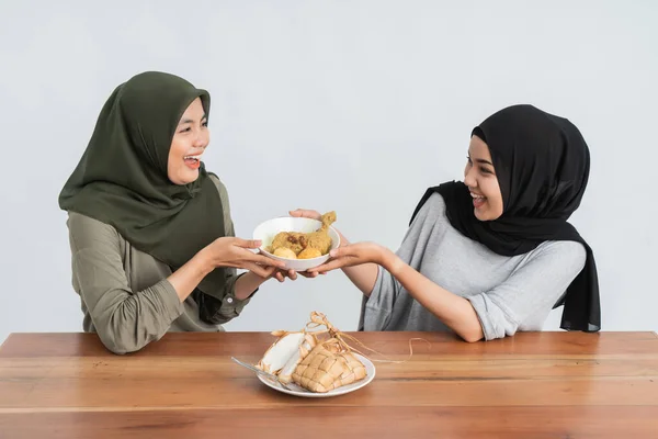 Hijab mulher pequeno-almoço comer juntos — Fotografia de Stock