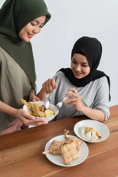 Hijab mujer desayunando comiendo juntos —  Fotos de Stock