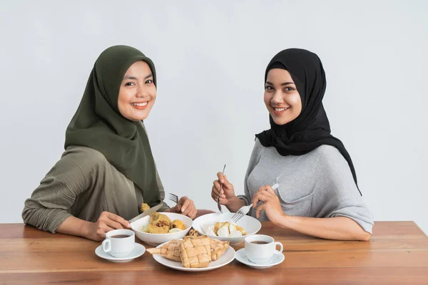 Wanita muslim dengan hidangan tradisional untuk Idul Mubarak — Stok Foto