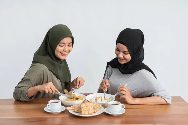 Vrouw geniet van ketupat en opor ayam — Stockfoto