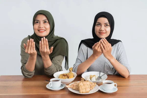 Hijab mujer desayunando comiendo juntos —  Fotos de Stock