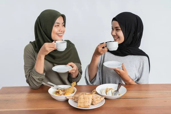 Hijab mujer desayunando comiendo juntos —  Fotos de Stock