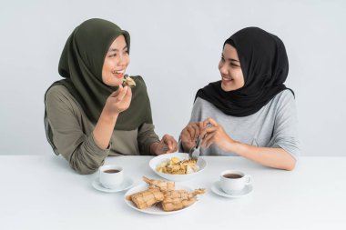 Kadınlar ketuptan ve opor ayam 'dan hoşlanır.
