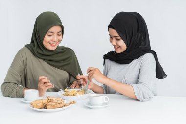 Kadınlar ketuptan ve opor ayam 'dan hoşlanır.