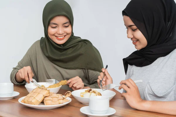 Хиджаб женщина завтракает вместе с едой — стоковое фото