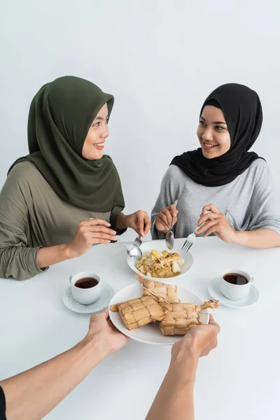 Hijab donna colazione mangiare insieme — Foto Stock