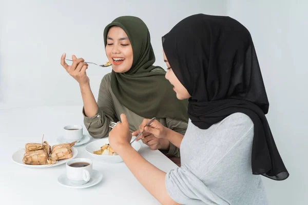 Hijab vrouw ontbijten samen eten — Stockfoto