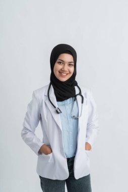 Beyaz önlüklü Müslüman kadın doktor.