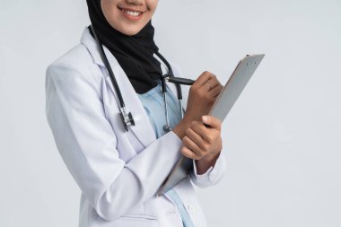 Müslüman kadın doktor el yazısı panoya.