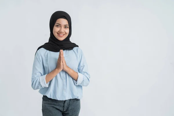 Mulher muçulmana sorridente saudação — Fotografia de Stock