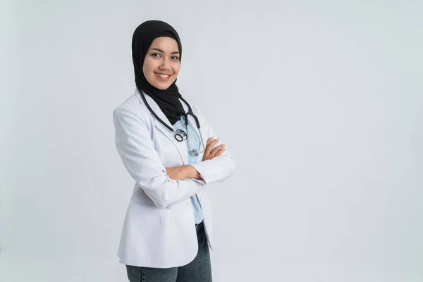 Muslim hermosa doctora en bata blanca con estetoscopio —  Fotos de Stock