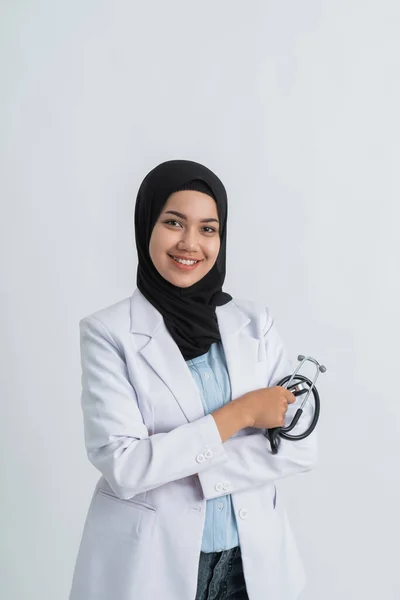 Médico fêmea muçulmana com casaco branco — Fotografia de Stock
