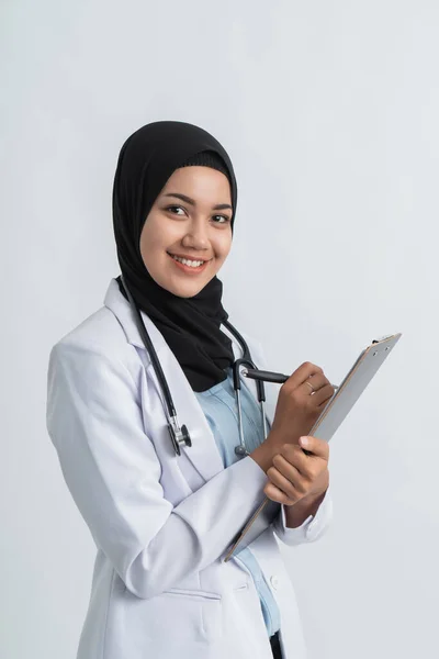 Médecin musulmane femme avec manteau blanc — Photo