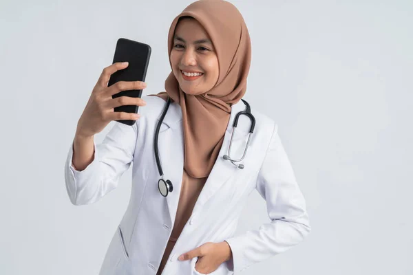 Доктор с хиджабом делает селфи — стоковое фото