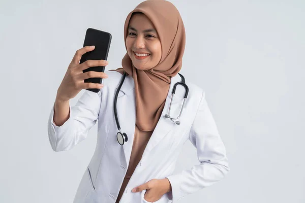 Tesettürlü doktor selfie çekin. — Stok fotoğraf