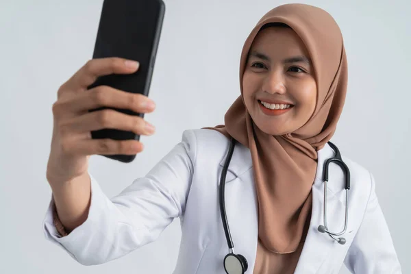 Doctor with hijab take selfie — Stock Photo, Image