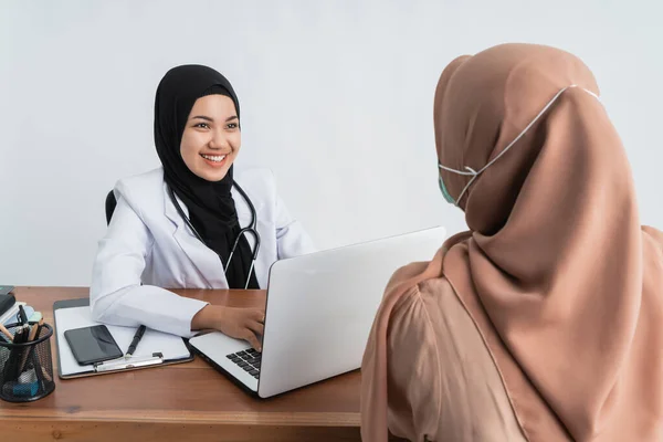 Жінка хіджаб консультація лікаря-спеціаліста — стокове фото