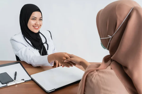 Médico estrechar la mano con el paciente musulmán —  Fotos de Stock