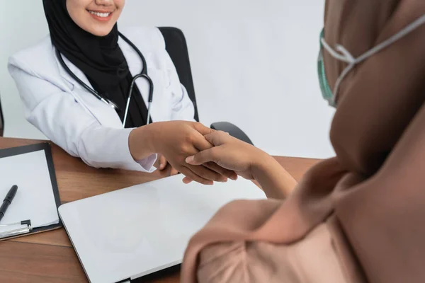 Лікар тремтить рукою з мусульманським пацієнтом — стокове фото