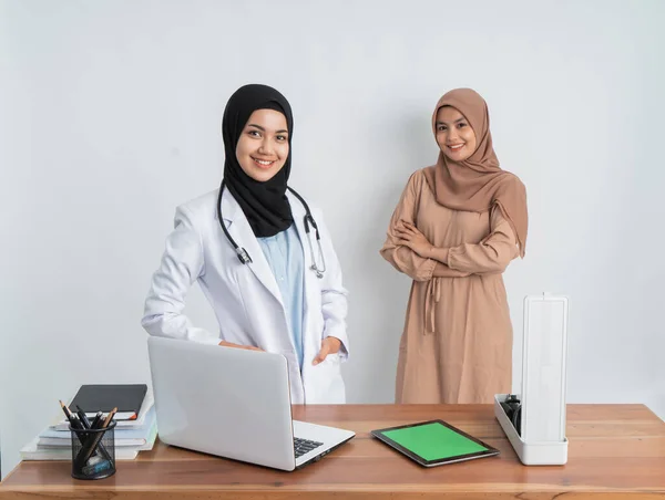 Mulher hijab consulta com médico especialista — Fotografia de Stock