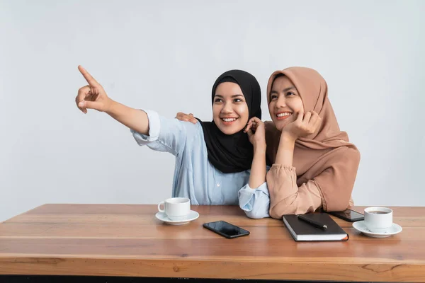 Muslimische Freundin sitzt und zeigt — Stockfoto