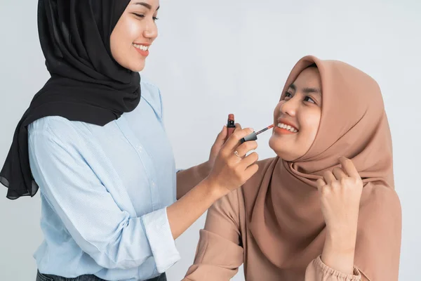 Maskenbildnerin Muslimin schminkt sich — Stockfoto