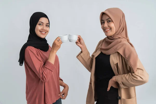 Друг хиджаб с чашкой кофе улыбаясь — стоковое фото