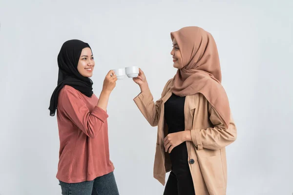 Amigo hijab com copo de café sorrindo — Fotografia de Stock