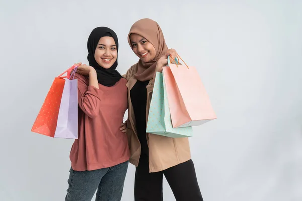 Muçulmano melhor amigo feliz segurando um saco de compras — Fotografia de Stock