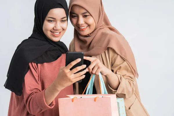 Amigo usando telefone e mantenha o saco de compras — Fotografia de Stock