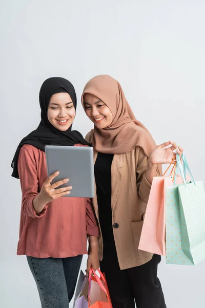 Müslüman kadın elinde tablet ile alışveriş yapıyor. — Stok fotoğraf