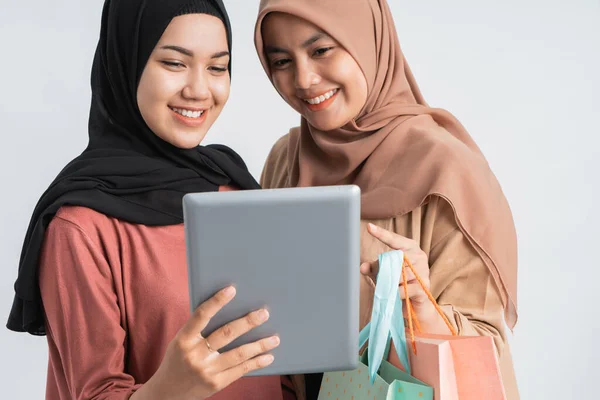 Moslim vrouw winkelen holding tablet — Stockfoto