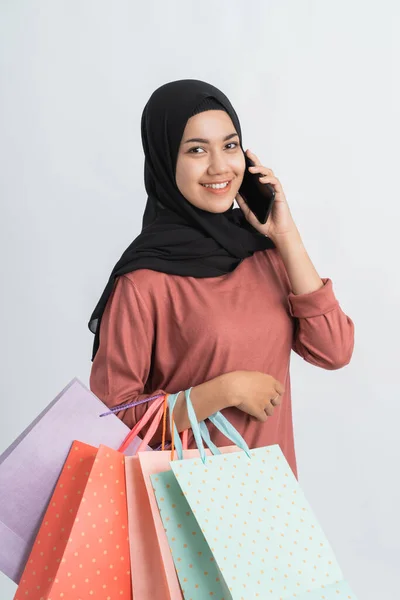 Musulmana joven de compras hacer una llamada telefónica — Foto de Stock