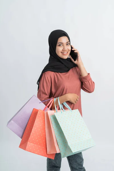 Muslimische junge Shopping-Frau telefoniert — Stockfoto